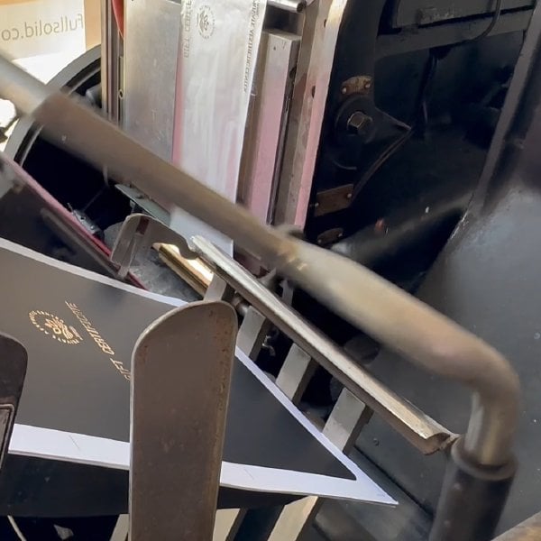 GOLD FOIL IN MOTION! Behind the Scenes. ⚙️
Watch our press in action applying gorgeous Gold …