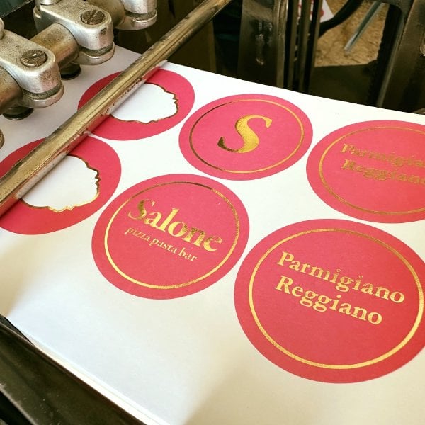 GOLD FOIL GLAMOUR: Custom Stickers in Production. ✨
A peek behind the scenes and the beautiful …